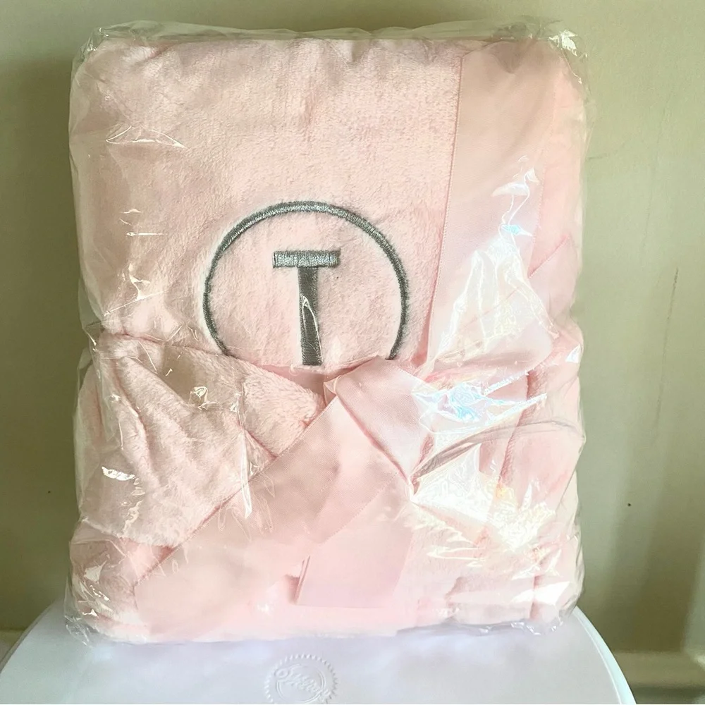 Simplicity Soft Pink ultra soft 40” X 60” throw blanket with monogram T NWOT
